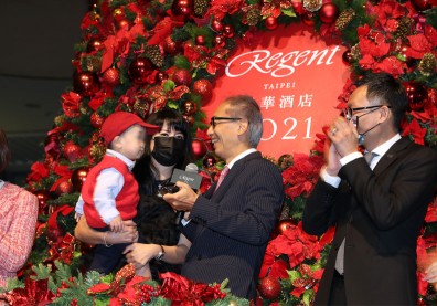 晶華董座潘思亮喜獲麟兒！感恩節點亮「全台室內最高耶誕樹」