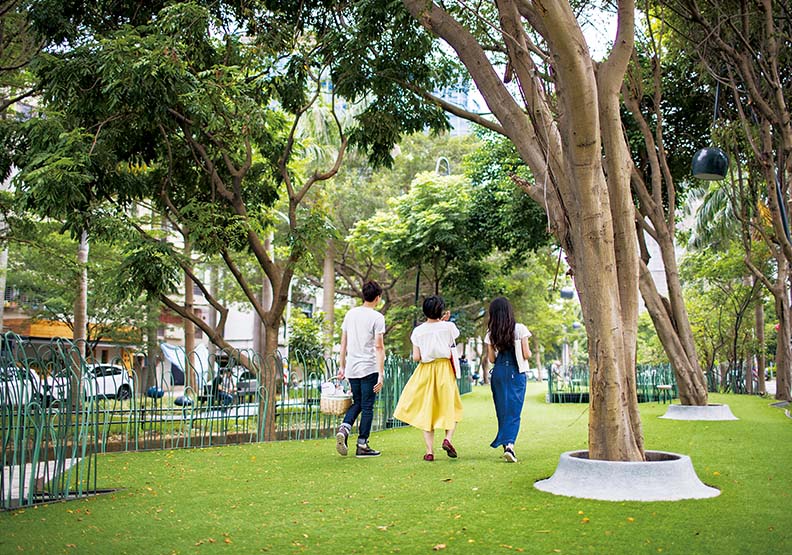 林智堅把握內政部營建署「城市之心」競爭型計畫的機會,成功爭取前瞻經費,推動「進擊的公園」景觀改善計畫,讓市民能悠閒地在公園中享受散步的樂趣。新竹市政府提供。