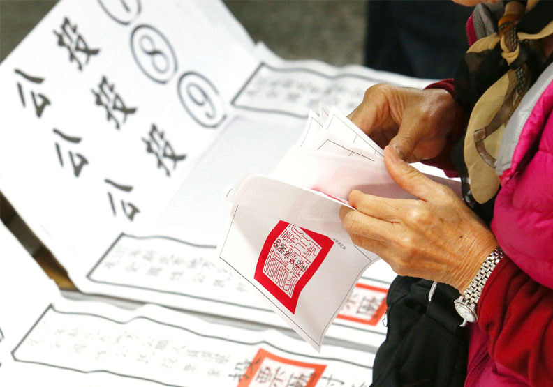圖／2018年引發投票亂象的九合一大選，其中10大公投案共通過7案。聯合新聞網提供