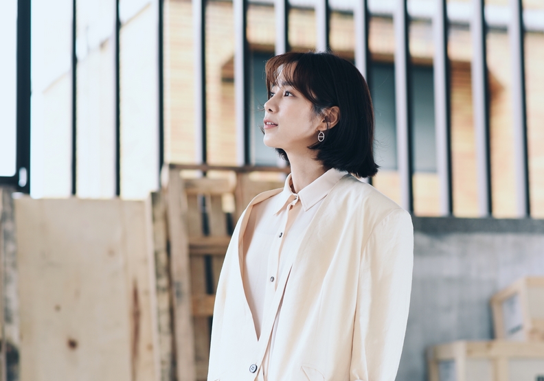 當時拍《斯卡羅》特別曬黑的她，對角色的準備都抱持最高標準