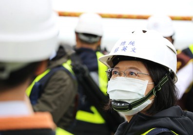 「三接是台灣淨零轉型關鍵！」蔡英文視察藻礁：環保、發展可雙贏