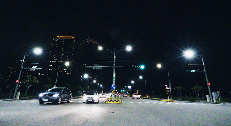 智能路燈隨著感應周圍光線,智慧調節合適亮度。