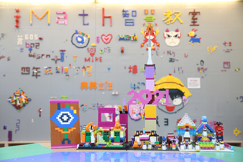 桃園市大溪區仁和國小的智慧教室有樂高、桌遊,激發學生創意力。