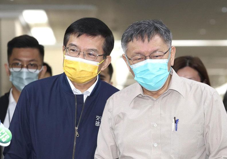 圖／台北市長柯文哲（右）和交通部長王國材（左）上午在台北市政府會面，雙方會談45分鐘，做出共識，認為基捷的汐東線，須延伸到北捷環狀線東環段，才有效果。聯合新聞網提供