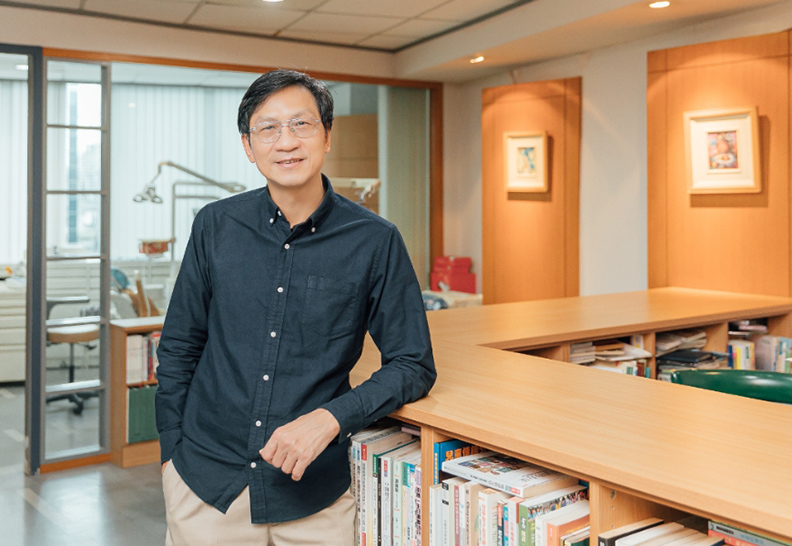 李偉文的診所採取預約制，進入半退休狀態的他，早已開始研究如何規畫快樂的老年生活。（日常散步・李盈靜攝）