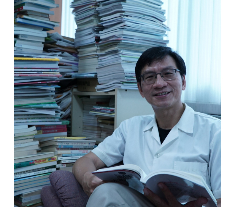酷愛閱讀的李偉文，診所和家中都有一疊又一疊的「書山」。