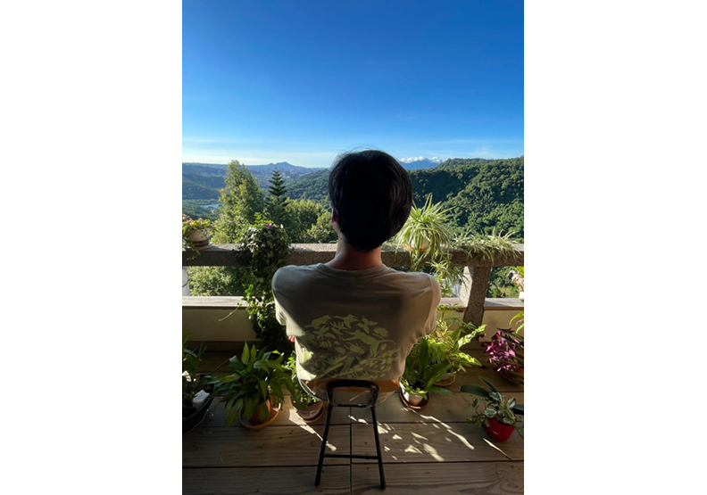 理想的老後不必花大錢，坐在窗邊看風景，也是生活的美好片刻。