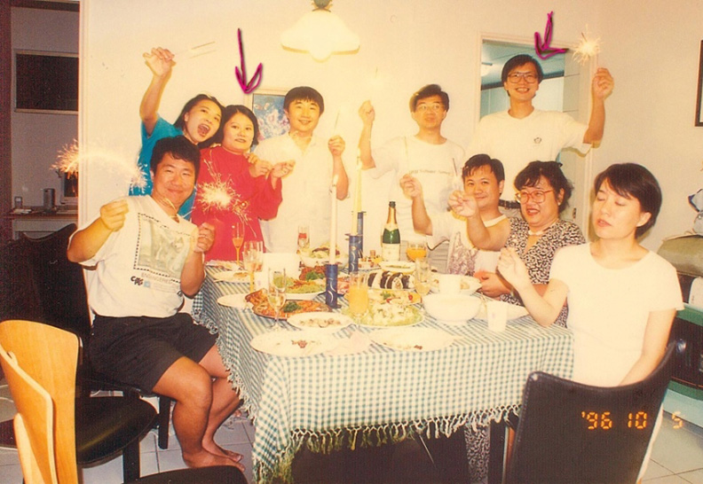 從年輕時辦讀書會開始，李偉文常招待朋友到家中聚會。後排右一為李偉文。