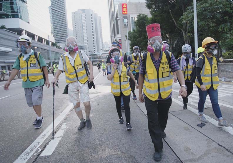 香港已不是家！在台港人看《時代革命》痛哭，為了生存留台掙扎