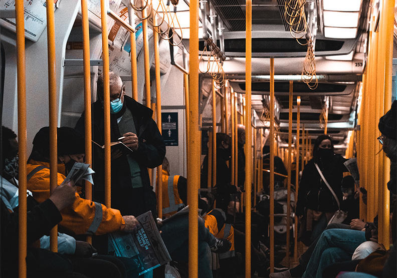 英國將恢復商店和大眾運輸系統強制戴口罩措施。取自unsplash