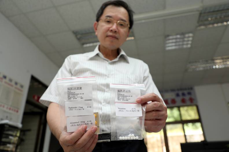 針對下雨就會道路中斷的情況，邱孟肇特地在區內各個里的派出所放置配好的藥劑，聰明進行遠距看診。