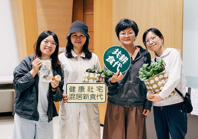羅妙禎、蔡玫專、詹凱毓和施汎昀（由左至右），希望透過青創品牌「共耕食代」將健康社宅共好、共享的精神傳承下去。台北畫刊提供。