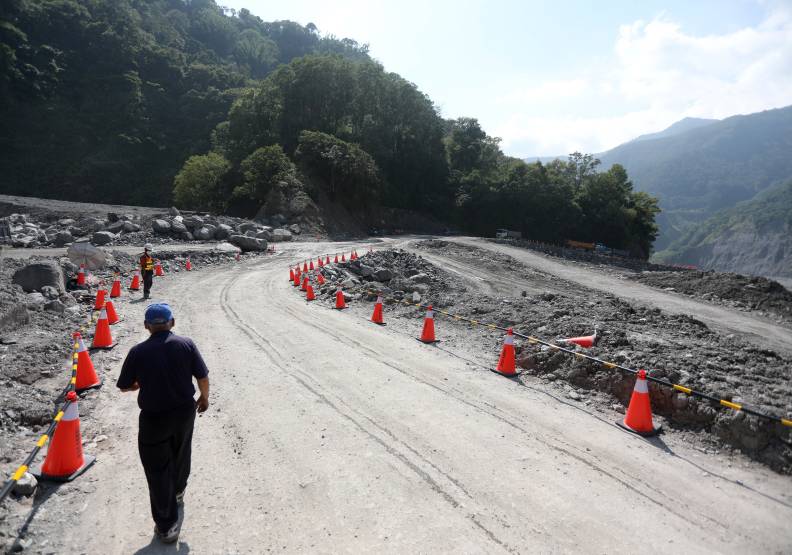 地處偏遠的高雄桃源區，下雨就容易道路中斷，病人下山難，醫生上山看診也難。