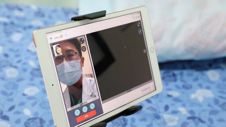 位於台東市區的醫師，透過平板電腦與綠島醫師、病患「面對面」溝通。張智傑攝。