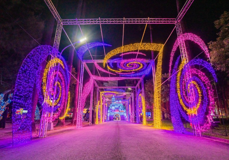 屏東公園幻彩奪目的「魔幻路徑」。屏東縣政府提供。