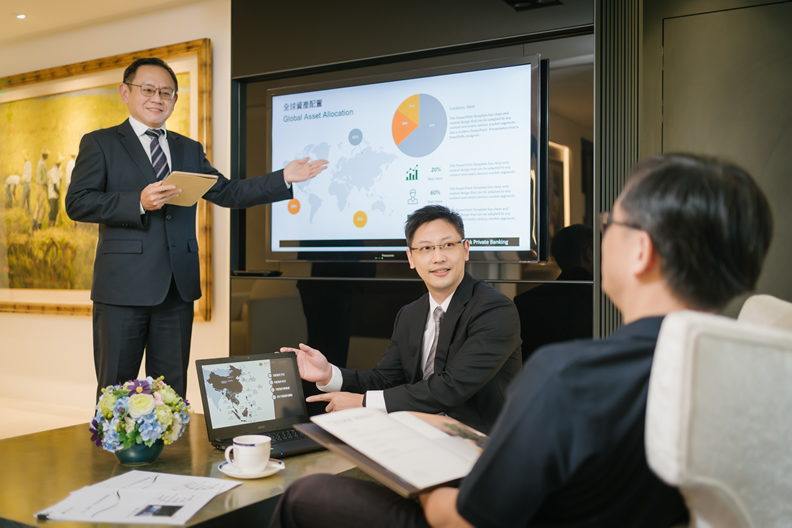 國泰世華秉持「以投資組合管理為本」的原則，展現媲美港星的金融服務全新格局