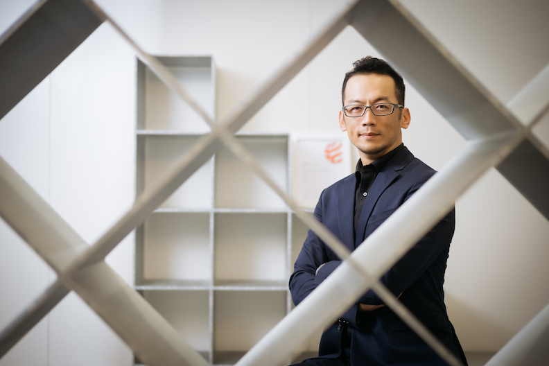 emoono 伊莫諾家居總經理劉學橋突破傳統，「家具不只有木製，為地球多留一棵樹，由鋁開始」，希望能善用企業的力量，友善環境，減緩森林消失的速度。