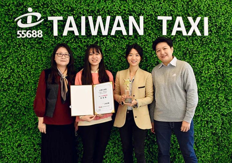 台灣大車隊榮獲1111人力銀行2021幸福企業「金獎」與「特別獎」雙項榮耀，台灣大車隊執行長林念臻(右二)與財務長楊雅玲(左一)及人資團隊。