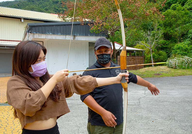 小米學堂能親自體驗原民拉弓射箭的樂趣,池孟諭攝影。