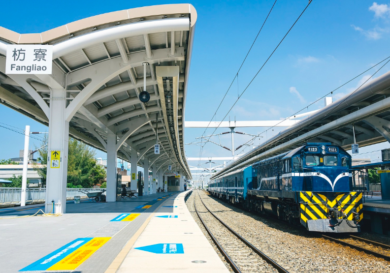 藍皮解憂號起始站枋寮站，也是南迴鐵路起始站。雄獅旅遊提供。