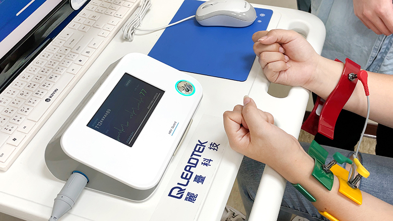 麗臺可攜式心電圖記錄器大約只有A5筆記本大小，空間需求不高且操作簡單，適合多人共用的職場和基層診所機構快速導入。