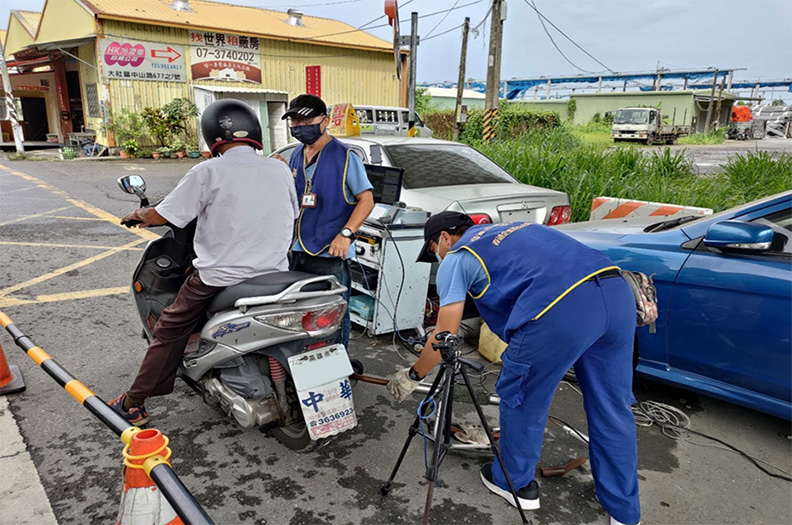 機車路邊攔檢排氣檢驗。