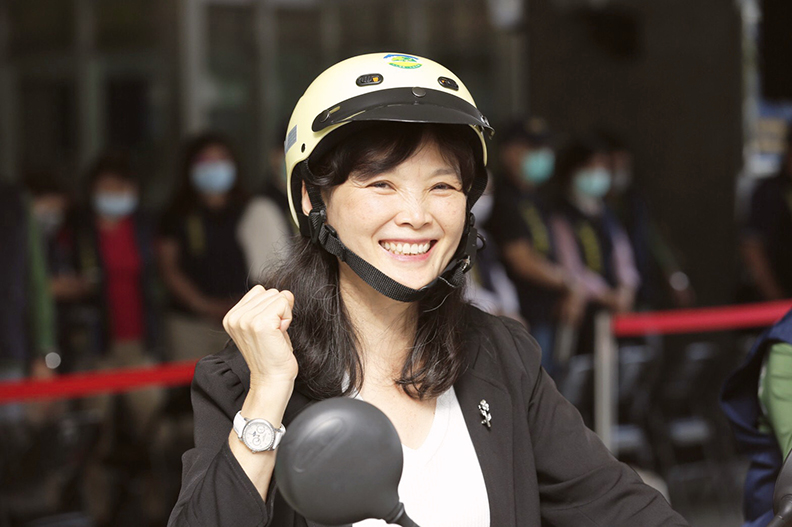 高雄市環保局長張瑞琿率領環保騎士隊體驗試乘。