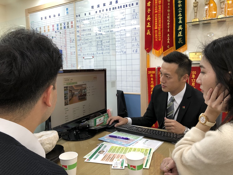 信義房屋補足過去的服務斷點,透過兩段式收費讓消費者享有專業的全程保障。