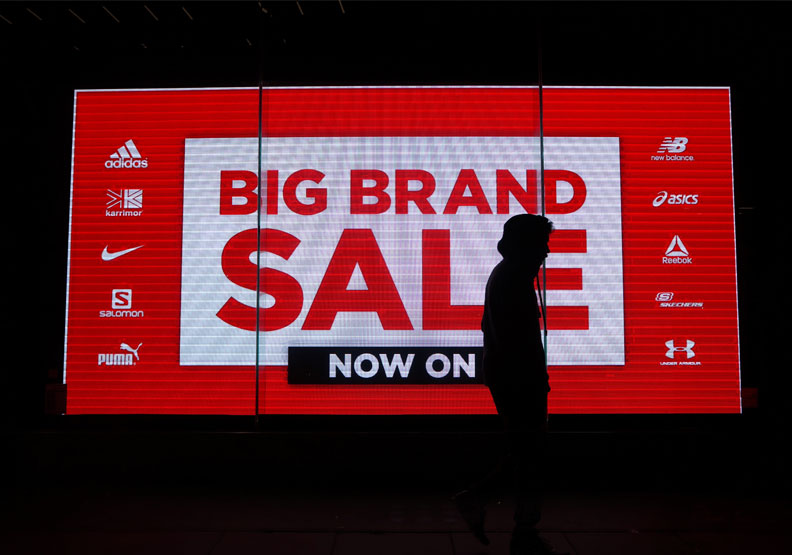 美國2021年黑色星期五實體銷售回溫。Unsplash by Jon Cellier