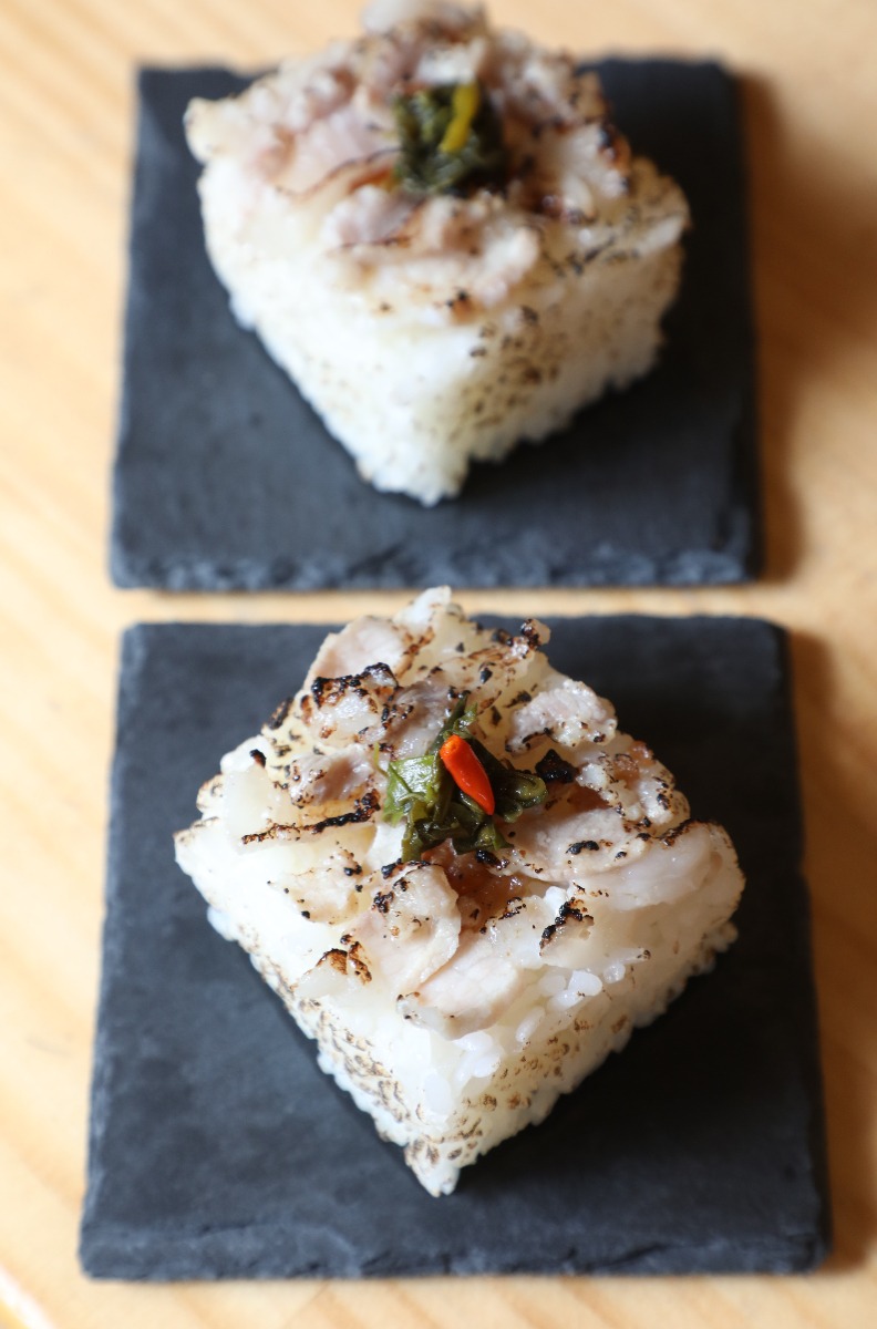 Silaw(喜烙)是阿美族語中醃肉的意思,這道原住民傳統料理外觀看似生肉,但實際上已是經過醃漬熟成的熟肉。張智傑攝。