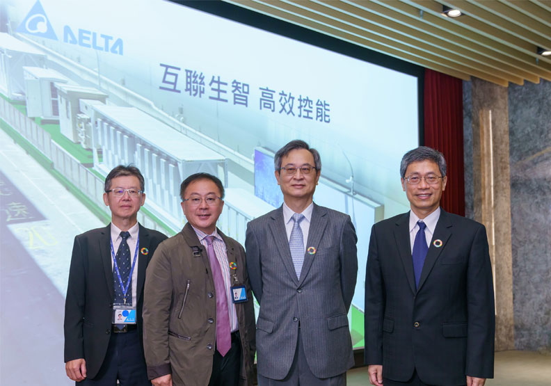 台達總裁暨營運長張訓海(右2)、能源基礎設施暨工業解決方案事業群總經理張建中(右1)、永續長周志宏(左2)、能源系統方案事業處資深處長艾祖華(左1)分享儲能在電力輔助服務的新商機。台達電提供