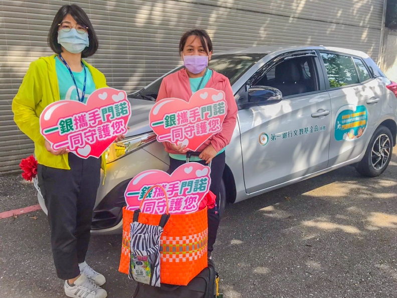 第一銀行文教基金會捐贈醫療巡迴車予花蓮門諾醫院，預估每年約4300人次受惠。