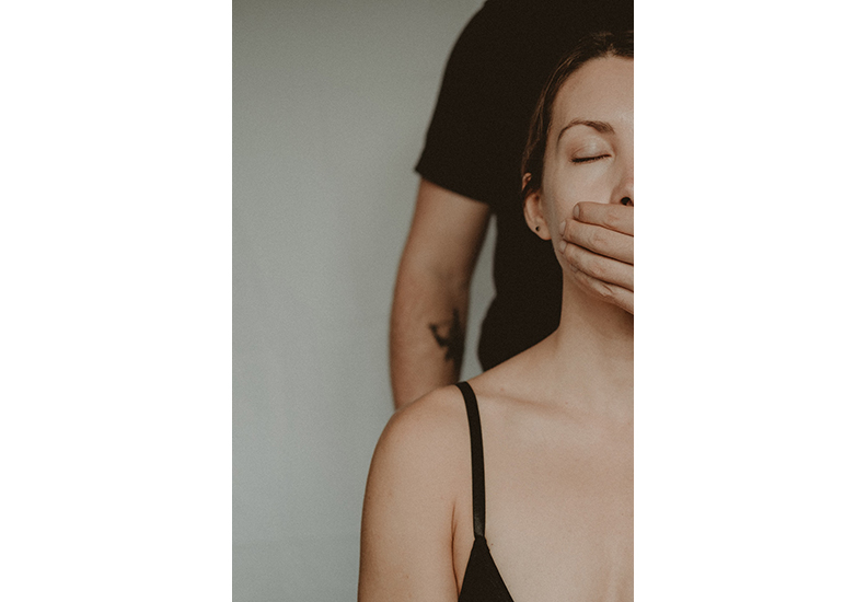 白領階級的施暴者試圖透過金錢與關係,來逃避司法與執法體系的制裁。僅為情境圖,取自pexels