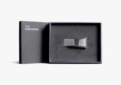 挑戰Apple擦拭布？馬斯克推出50美元特斯拉哨子「Cyberwhistle」