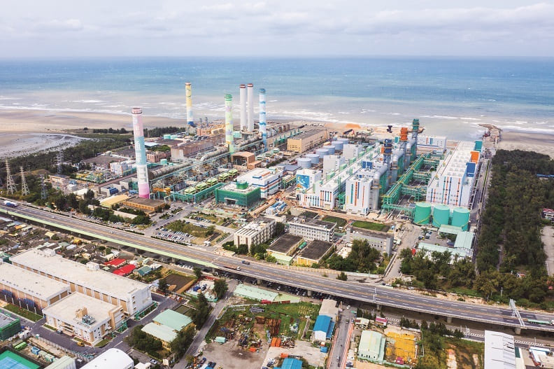 朝向減低燃煤改善空污並增進發電的目標，通霄電廠第二期更新改建計畫使用複循環天然氣機組發電，預計可將目前發電量由376.2萬千瓦提升至630萬千瓦。