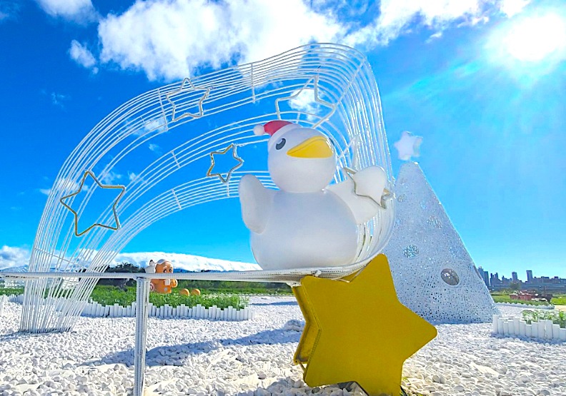 新北三重「鴨鴨耶誕城」萌白鴨雪屋光雕秀，打雪仗看薑餅人泡湯