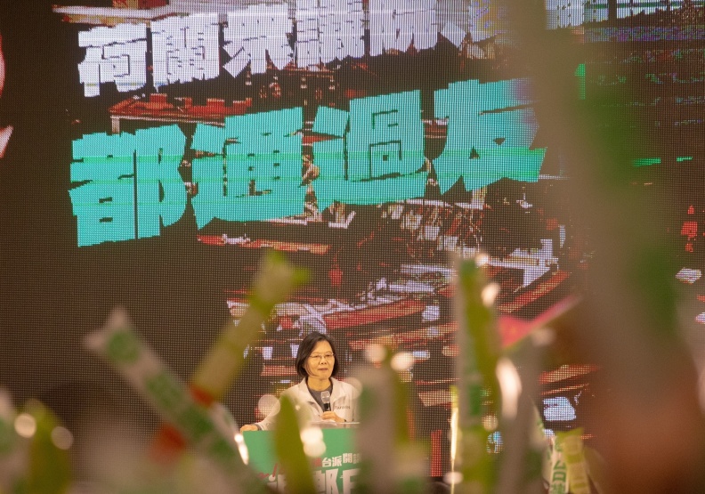 蔡英文細數執政以來的政績,希望民眾力挺執政黨對公投四個不同意的態度。池孟諭攝