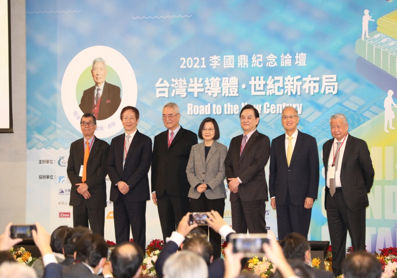 蔡英文總統(中)參加李國鼎紀念論壇，與科技界大咖同台共商半導體布局。蘇義傑攝影