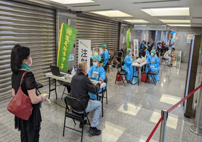 亞東醫院在大型節慶活動中設置疫苗接種站,是全國首創。亞東醫院提供