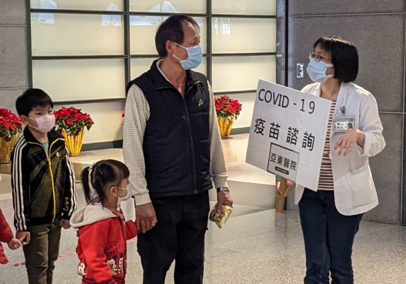 亞東醫院在「新北歡樂耶誕城」活動周遭機動設置接種站。亞東醫院提供