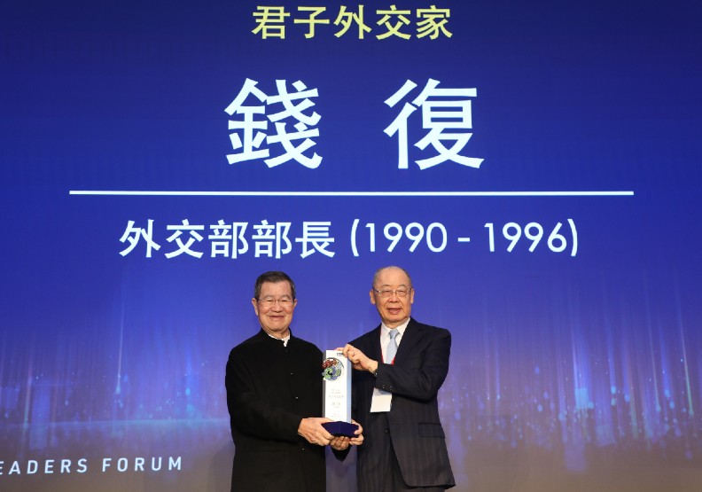 蕭萬長頒獎給錢復。蕭萬長致詞時回憶過去和錢復的共事經驗，感到非常感恩。張智傑攝