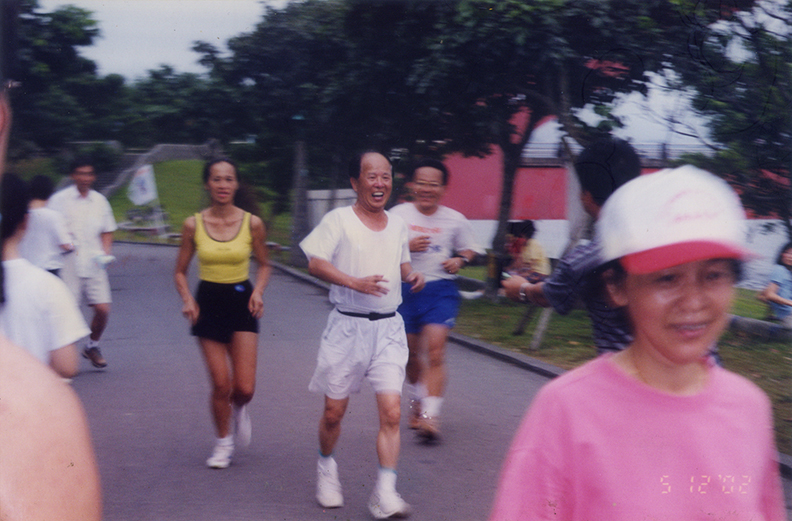 集團總裁已高齡九十,自年輕時就保有慢跑的習慣。常親自參與公司慢跑活動,與同仁同歡。