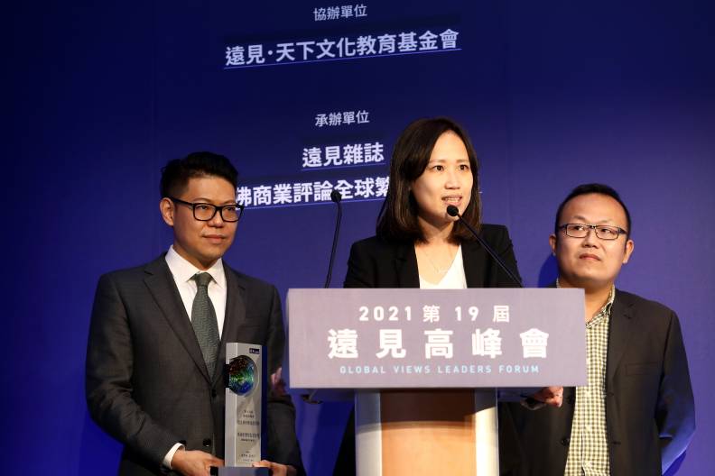 綠藤生機共同創辦人鄭涵睿(左起)、廖怡雯、許偉哲榮獲青年傑出創業獎。池孟諭攝