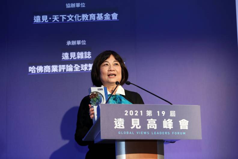 台灣地方創生基金會董事長陳美伶獲頒傑出領袖獎。