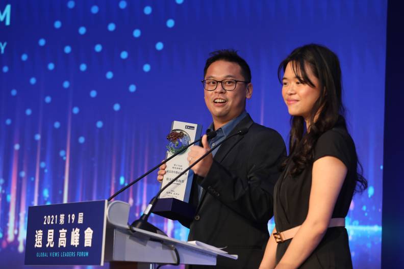 Tomofun共同創辦人張友辰(左)、張鈺雯(右)榮獲青年傑出創業獎。