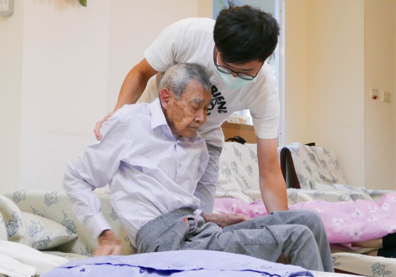 由熟悉照服員協助照顧長者，在鄰近社區環境裡在地安老。