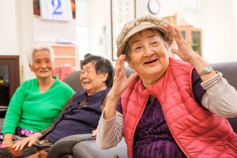 台灣面對高齡化社會來臨，必須持續設置長照服務中心，因應人口結構變遷。