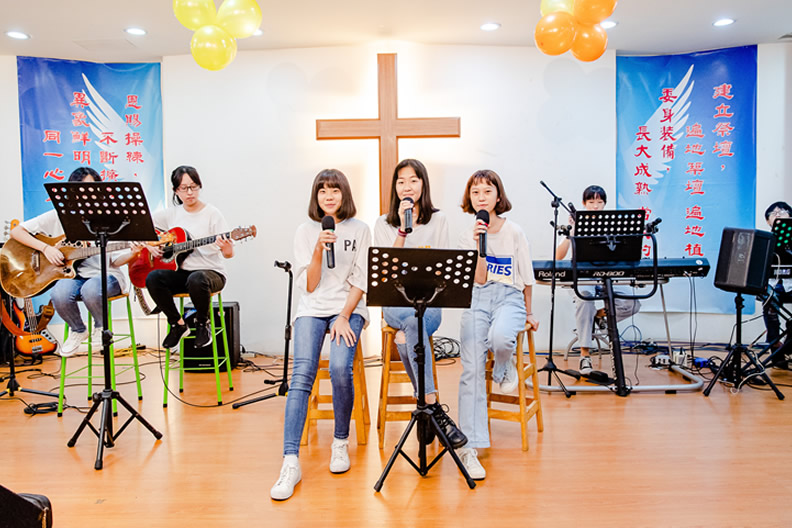 佩樺基金會與新北市家樂社區關懷協會合作「夢想啟程計畫」，陪伴小樹苗樂團練習樂器，並站上舞台實現音樂夢想