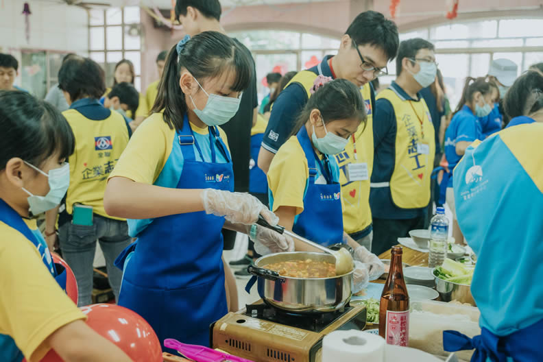 佩樺基金會舉辦廚藝競賽，邀請全聯企業志工與長期合作「全聯幸福手推車」的在地社福單位一起DIY創意料理，展現平日課輔班練習的好手藝