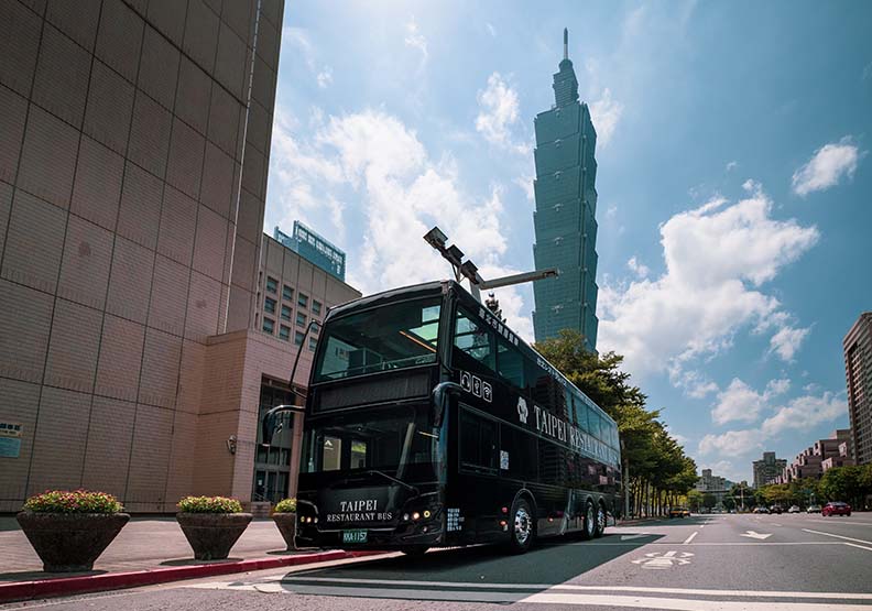 全台首部雙層餐車上路！天窗賞北市風景配五星夢幻隱藏和牛大餐
